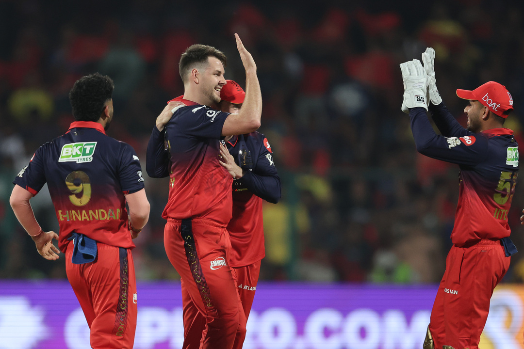 One-handed screamer! Jitesh's super catch