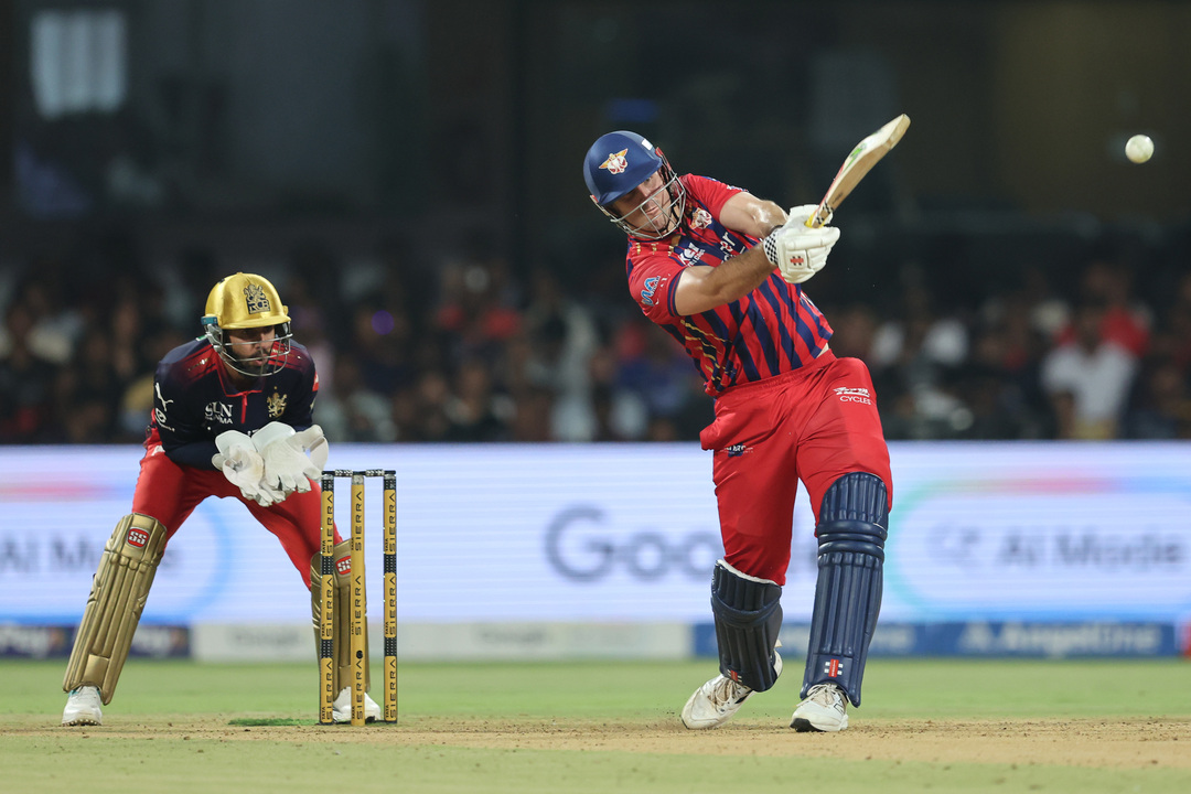 Mitchell Marsh flexes his muscles with 40(32)