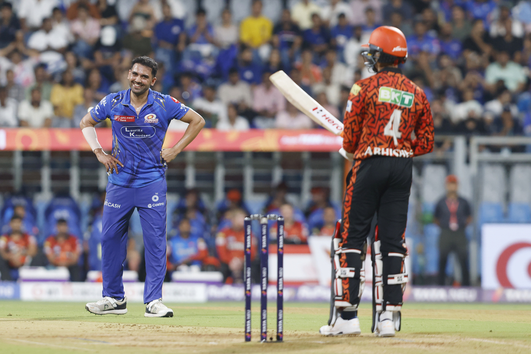Edged & Dropped; Falls just short: Dramatic Start in Mumbai background