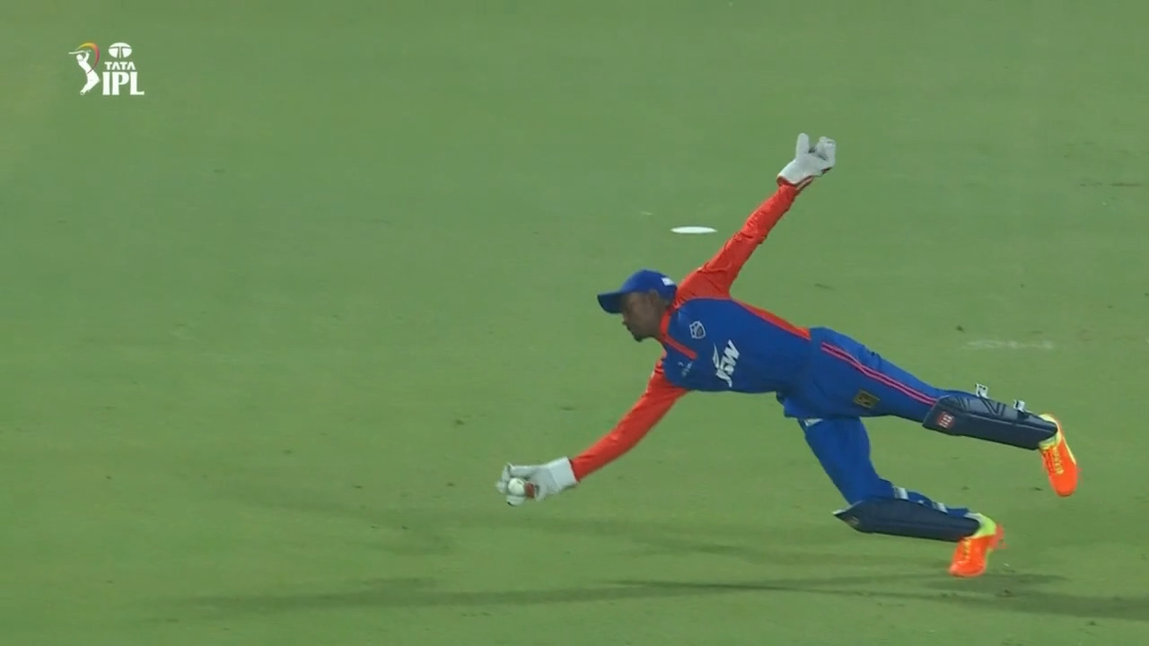 RIPPER: Abhishek Porel pulls off a one-handed stunner to dismiss Rohit Sharma background