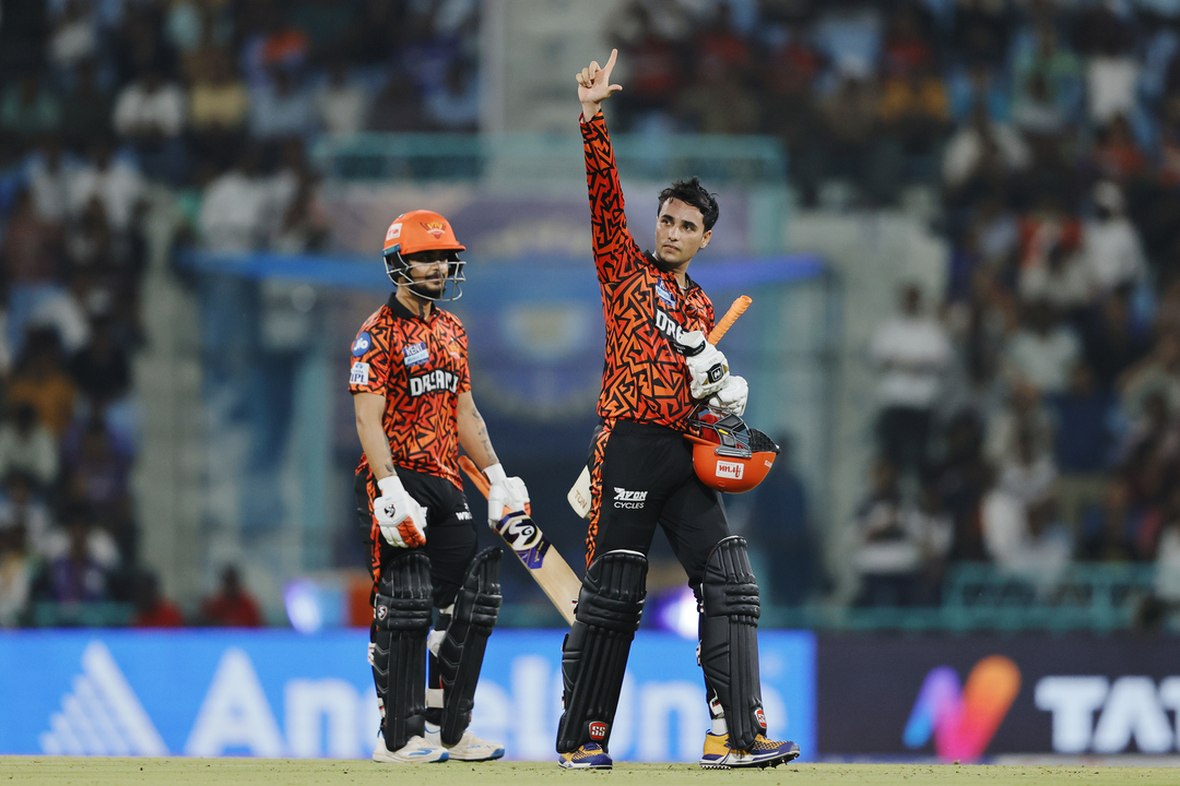 Abhishek Sharma's free-flowing 59(20) sets the pace for the chase background