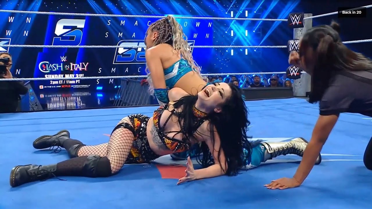 (2/2) Paige & Brie Bella vs Giulia & Kiana James: SmackDown May 15 2026 background