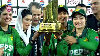 Series sweep accomplished ✅Pakistan team lift the #PAKWvZIMW T20I series trophy 🏆 | M9H1K