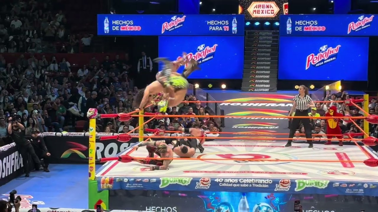 Reporte CMLL: El Clon, Rocky Romero y Hechicero 🆚 Máscara Dorada, Neón y Bárbaro Cavernario background