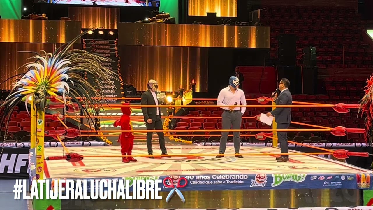 11 de junio, futbol y lucha libre en el campo Marte, Máscara Dorada y Atlantis Jr. presentes background