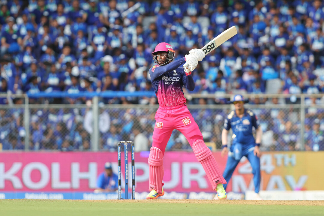 Archer aces batting promotion with 32(15) background