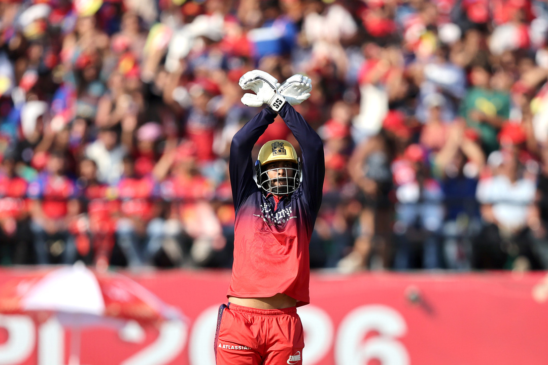 Clutch 73(40)! Venkatesh Iyer's maiden FIFTY in RCB colours background