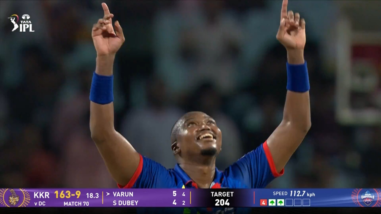 IPL 2026 M70: KKR vs DC - Varun Chakaravarthy Wicket background