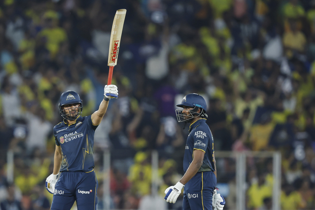 Shubman Gill deals in glorious boundaries en route 64(37)