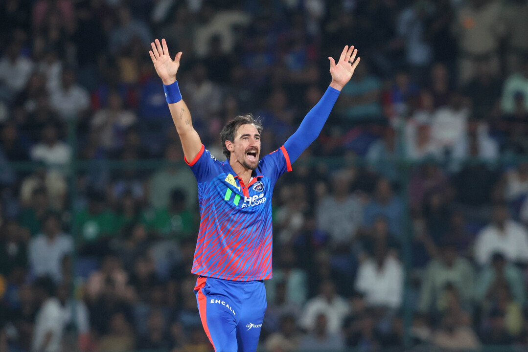 3 wickets in 1 over! Starc Storm hits RR background