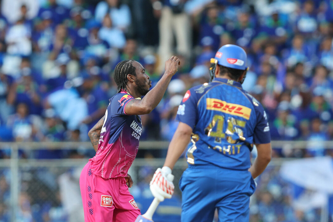 WICKETS x 2! Archer hitting the mark early background