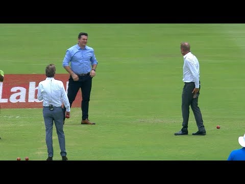 Hilarious! Shaun Pollock Enjoys a Moment of 'Split' Emotions