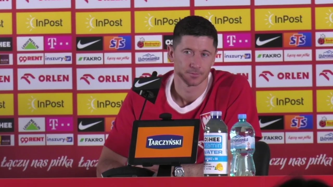 Robert Lewandowski's awkward Lionel Messi exchange with journalist | ESPN FC background