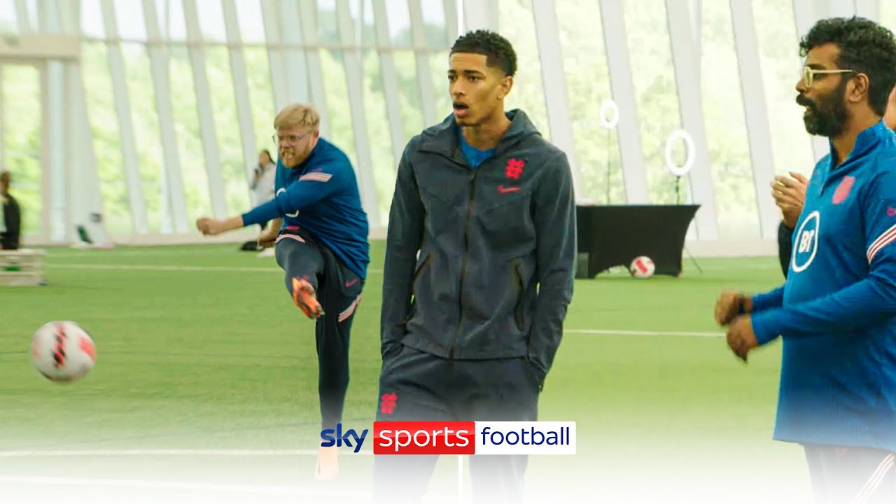 Rob Beckett STUNS the England Squad!🔥 🤯 | Rob and Romesh take on the Three Lions! background