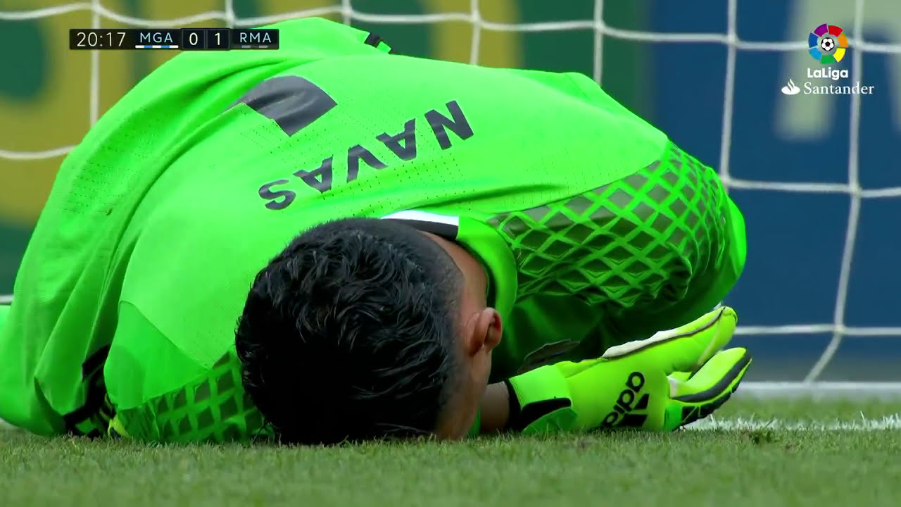 Lanzamiento de falta de Sandro que despeja Keylor Navas background