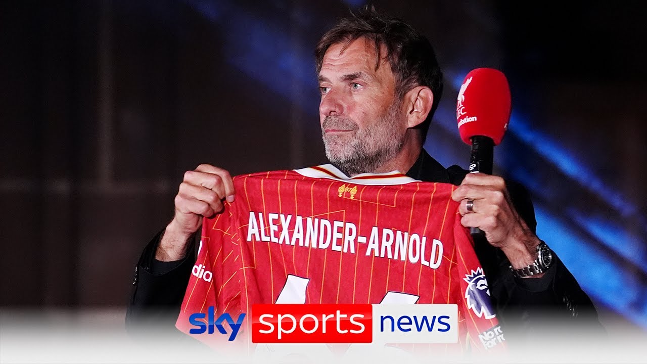 "This is not us!" - Jurgen Klopp disappointed by Liverpool fans booing Trent Alexander-Arnold background