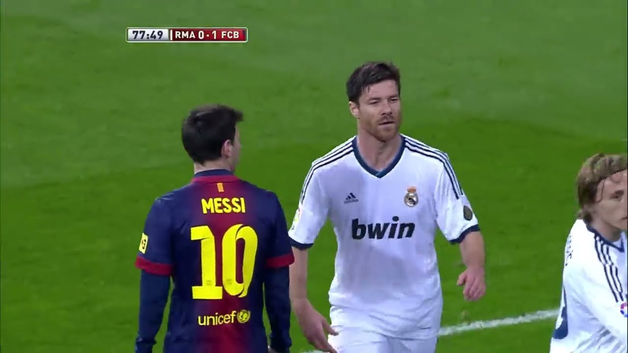 Golpecitos de Arbeloa y Alonso a Lionel Messi background