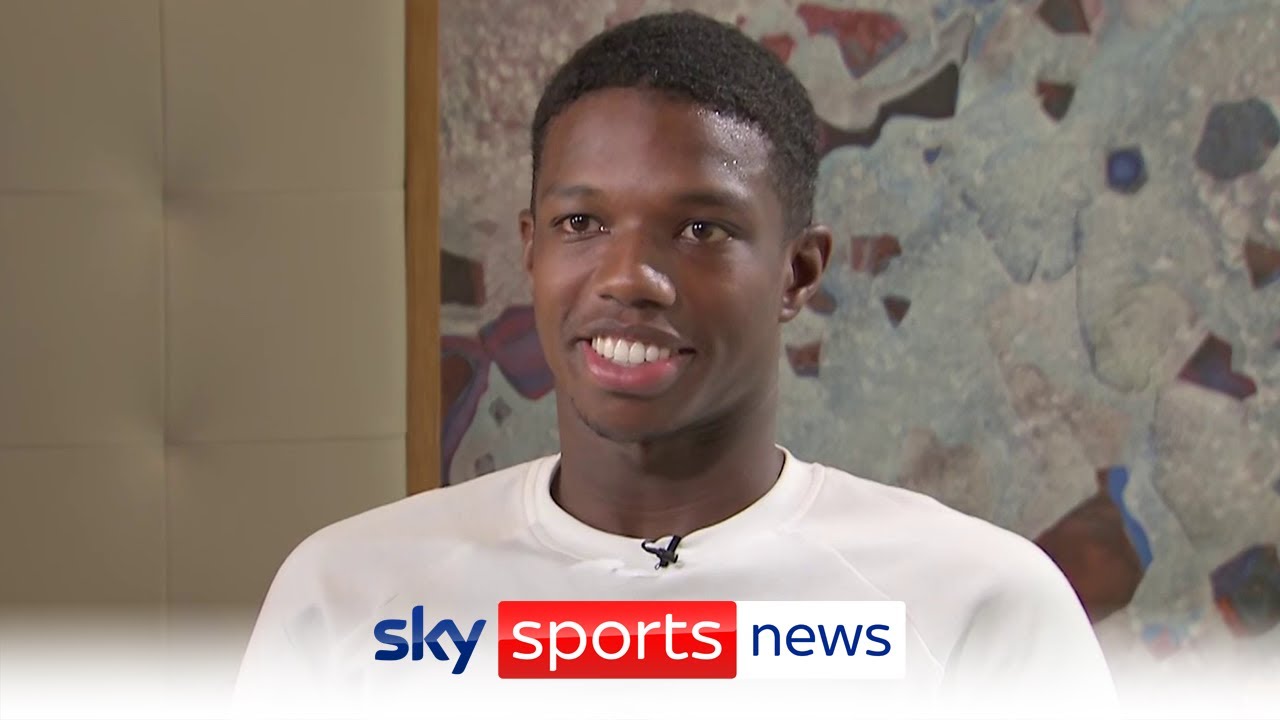 Tyrell Malacia: Erik ten Hag wants me in midfield when Man United have the ball background