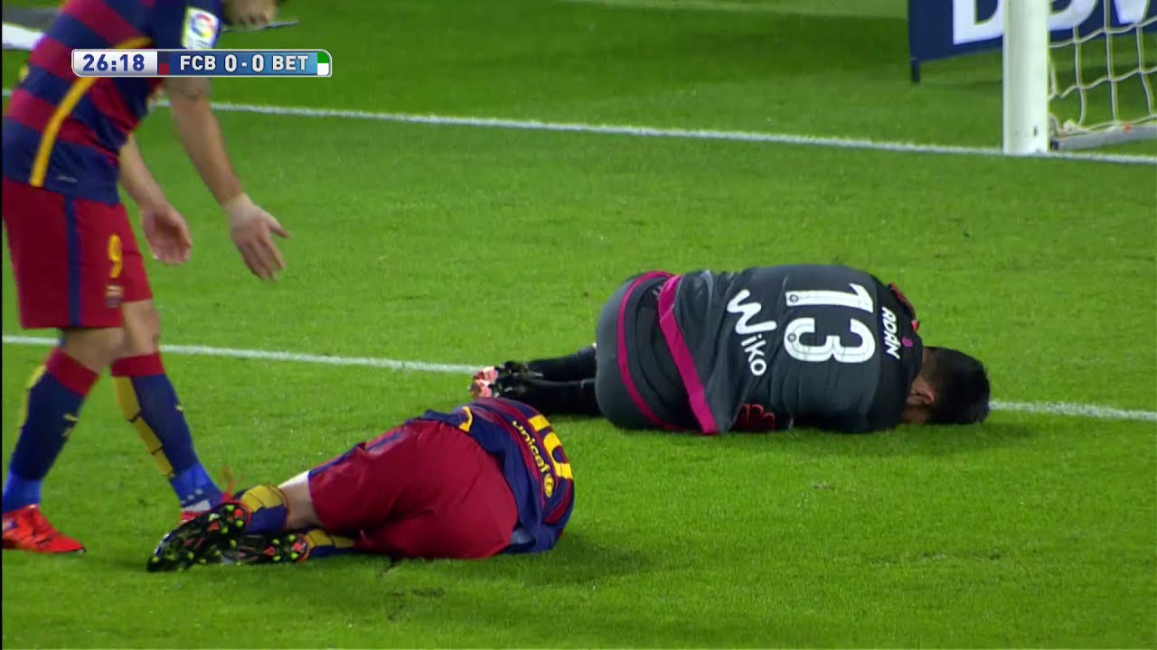 Penalti de Adán al chocar con Messi background