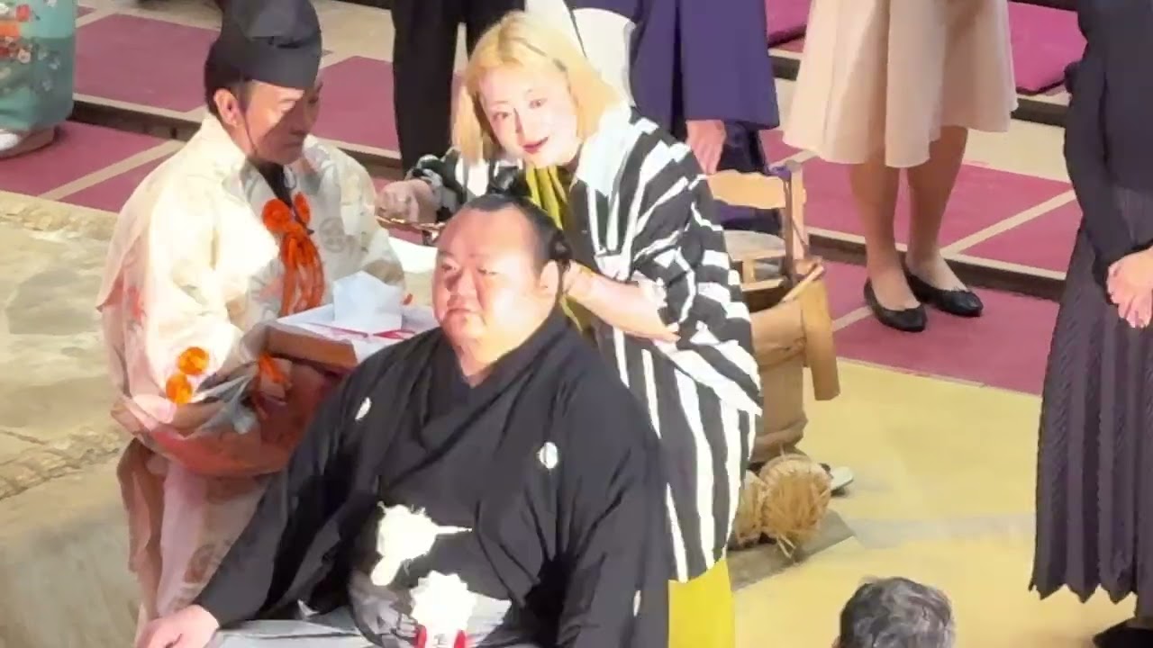 【宝富士断髪式】能町みね子さんが鋏を入れる background