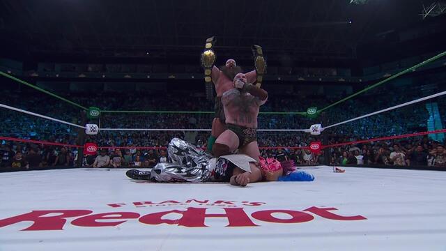 Pagano & Psycho Clown implode after War Raiders win the World Tag Team Title: Noche de Los Grandes background