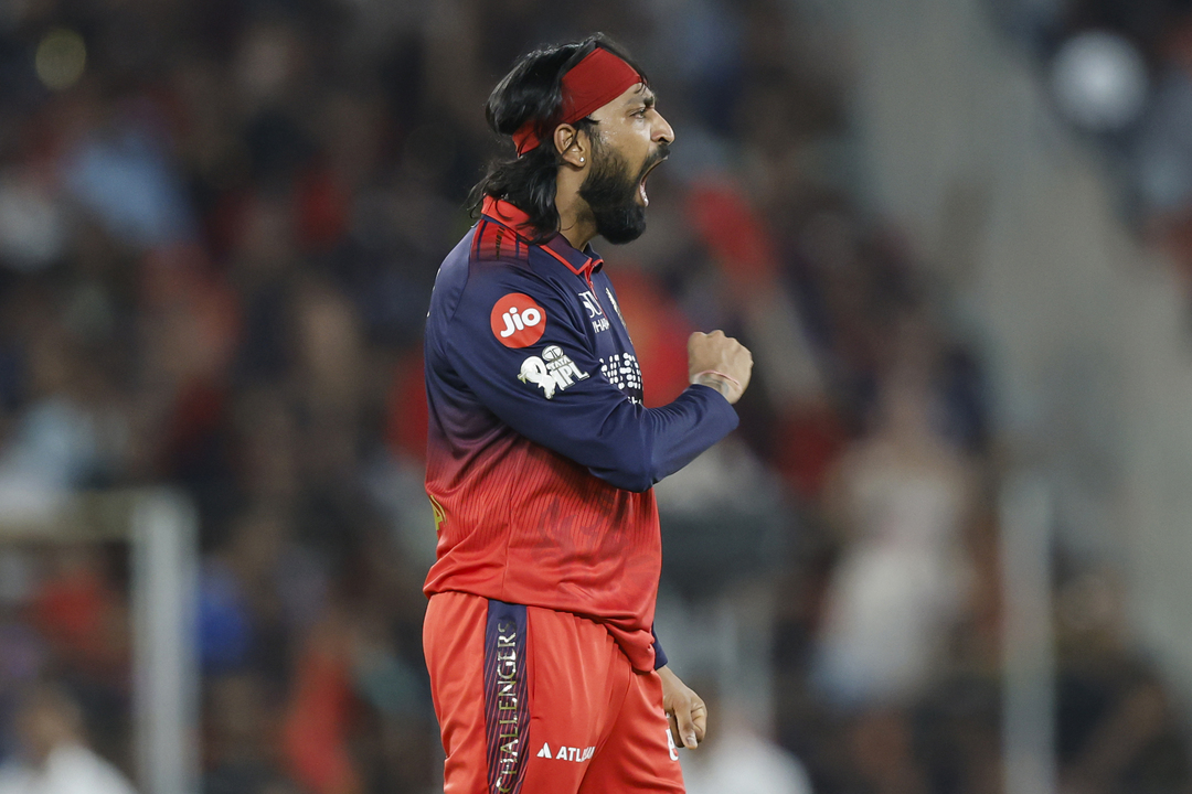 Roaring like a Lion! Big game player Krunal STUNS Buttler background