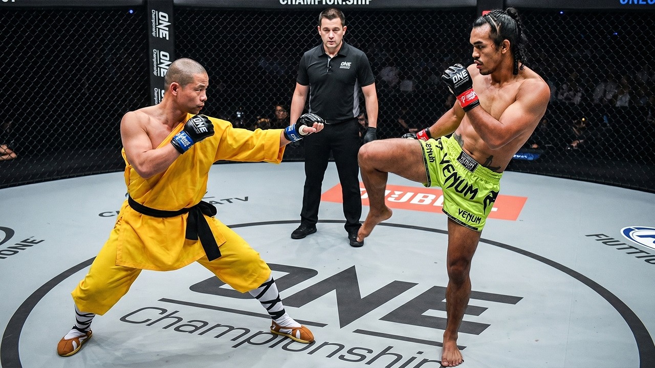 China's Shaolin Star Met A Real Muay Thai Monster