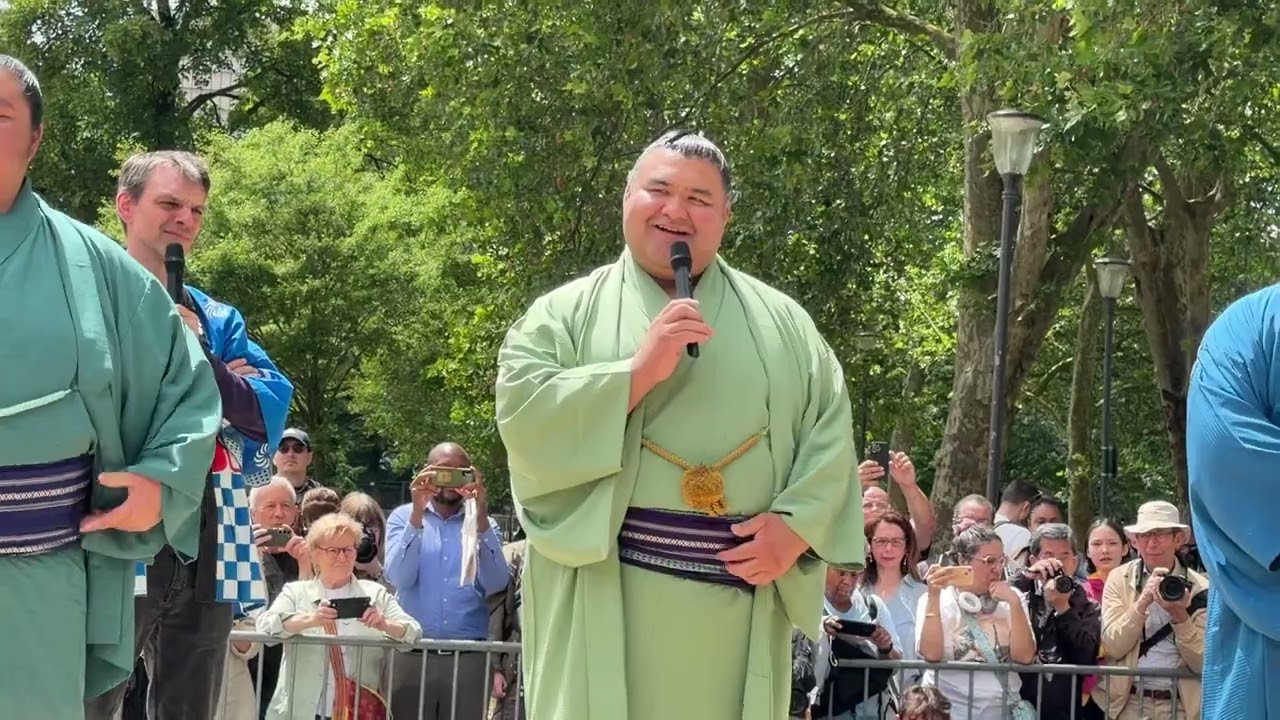 琴櫻 高安 玉鷲 パリでファンへ挨拶&集合写真 パリでベルシー公園相撲イベントawaodori in PARIS Kotozakura Takayasu Tamawashi 2026/6/12 backdrop