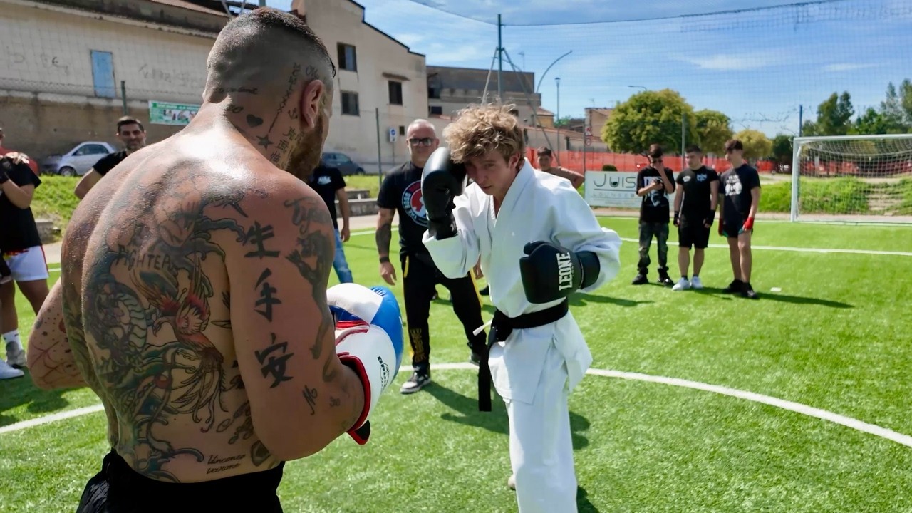STREET KING vs KARATE BB !!! Fights on a football pitch!