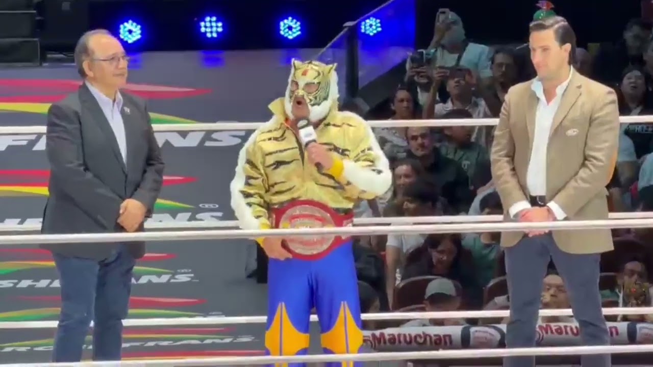 Tiger Mask recibe cinturón emblemático como reconocimiento a su trayectoria y despedida de México