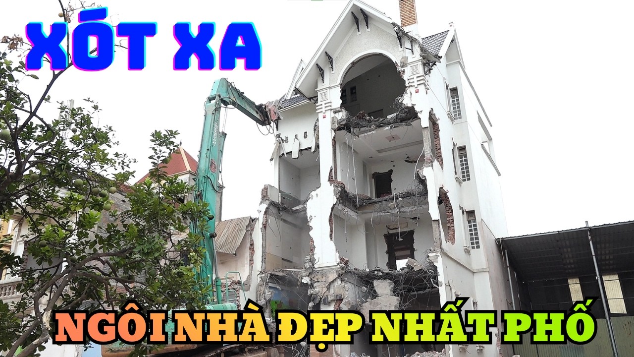 XÓT XA cảnh PHÁ DỠ NGÔI NHÀ ĐẸP NHẤT PHỐ HUYỆN,The power of an excavator . background