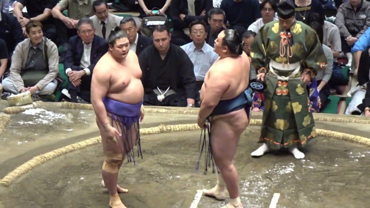 玉鷲 vs 欧勝海【大相撲令和8年5月場所】13日目 TAMAWASHI vs OSHOUMI【SUMO MAY DAY13】2026/05/22 backdrop