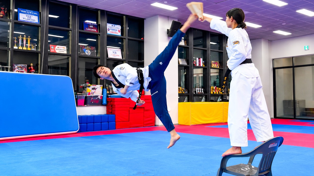 He Flew Up to Break a Board Held on a CHAIR! ๐ฑ๐ฅ Extreme Taekwondo That Looks Impossible! background
