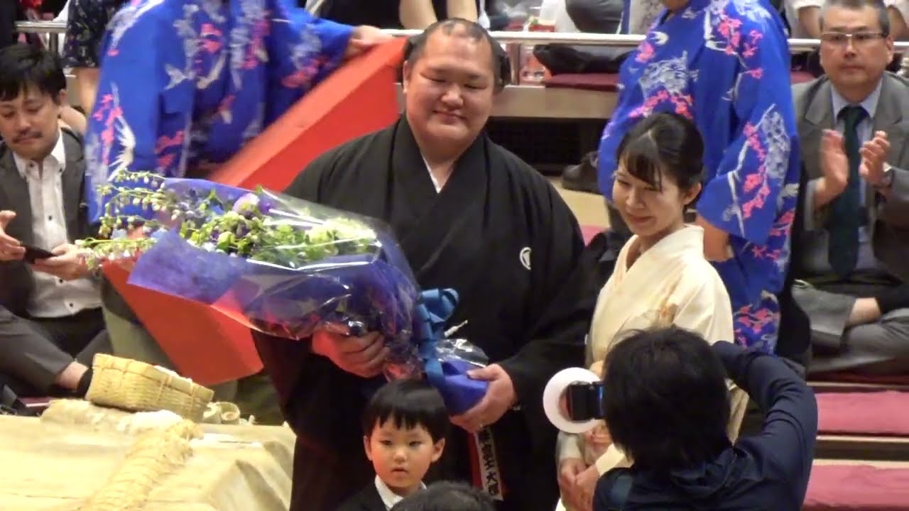 北勝富士断髪式 ご家族から花束【北勝富士引退大山襲名披露大相撲】 【HOKUTOFUJI retirement ceremony】2026/05/31 backdrop