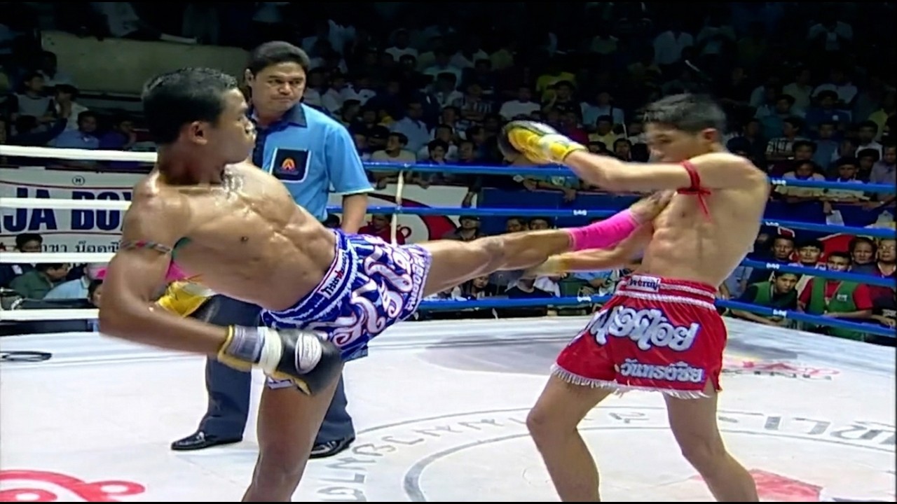 Saenchainoi Nongkeesuwit vs. Orono Meungsima | Rajadamnern Stadium | Full Muay Thai Fight background