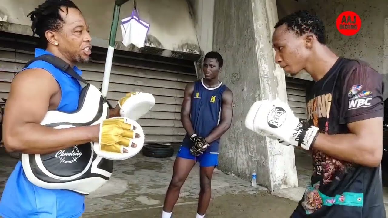 INSANE Boxing Pad Work Training ! Lightning Fast Combinations & Elite Coach Drills ЁЯеКтЬЕЁЯТк! #MittWork background