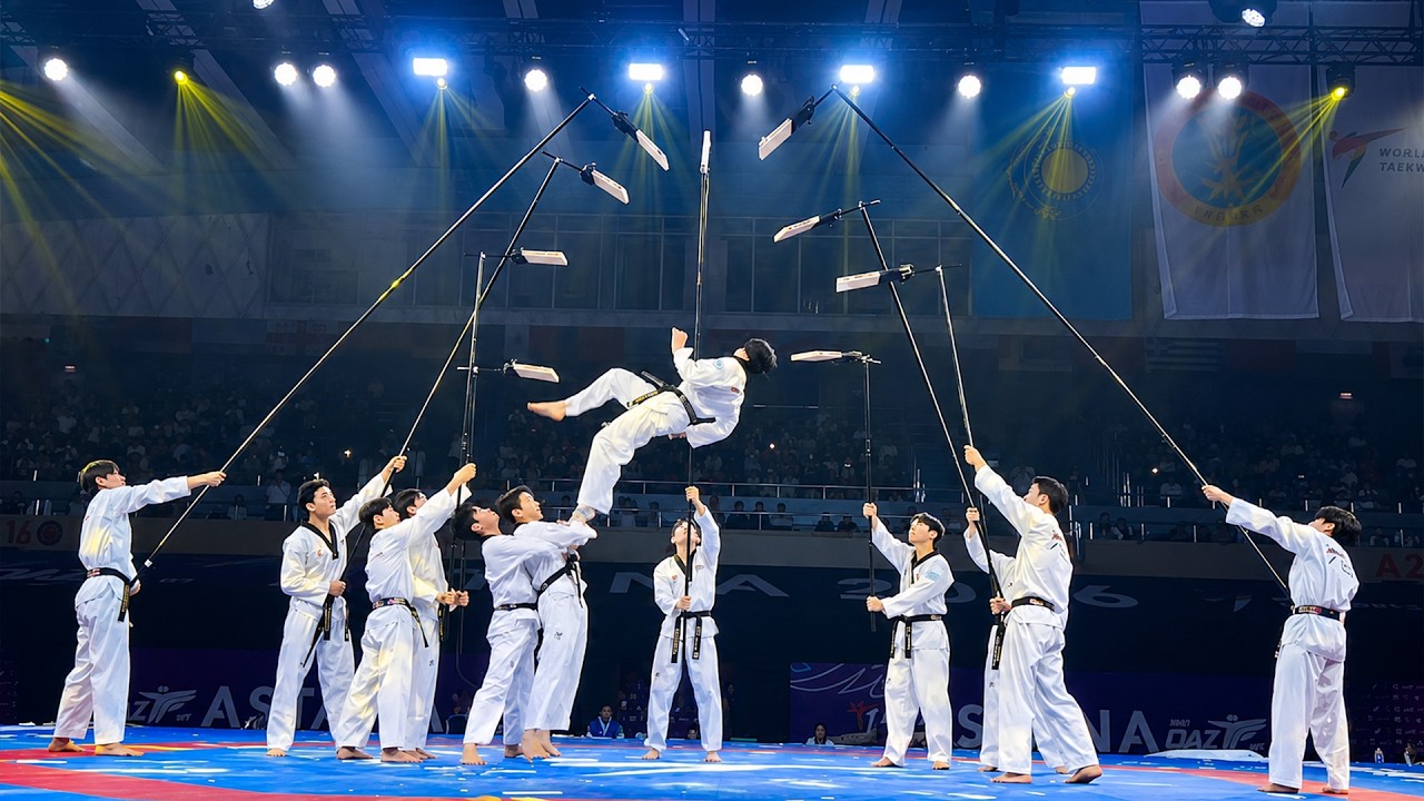 World's Most Amazing Taekwondo Board Breaking Performance background