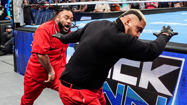 Jacob Fatu attacks Solo Sikoa as a final warning to rejoin the family: SmackDown highlights background