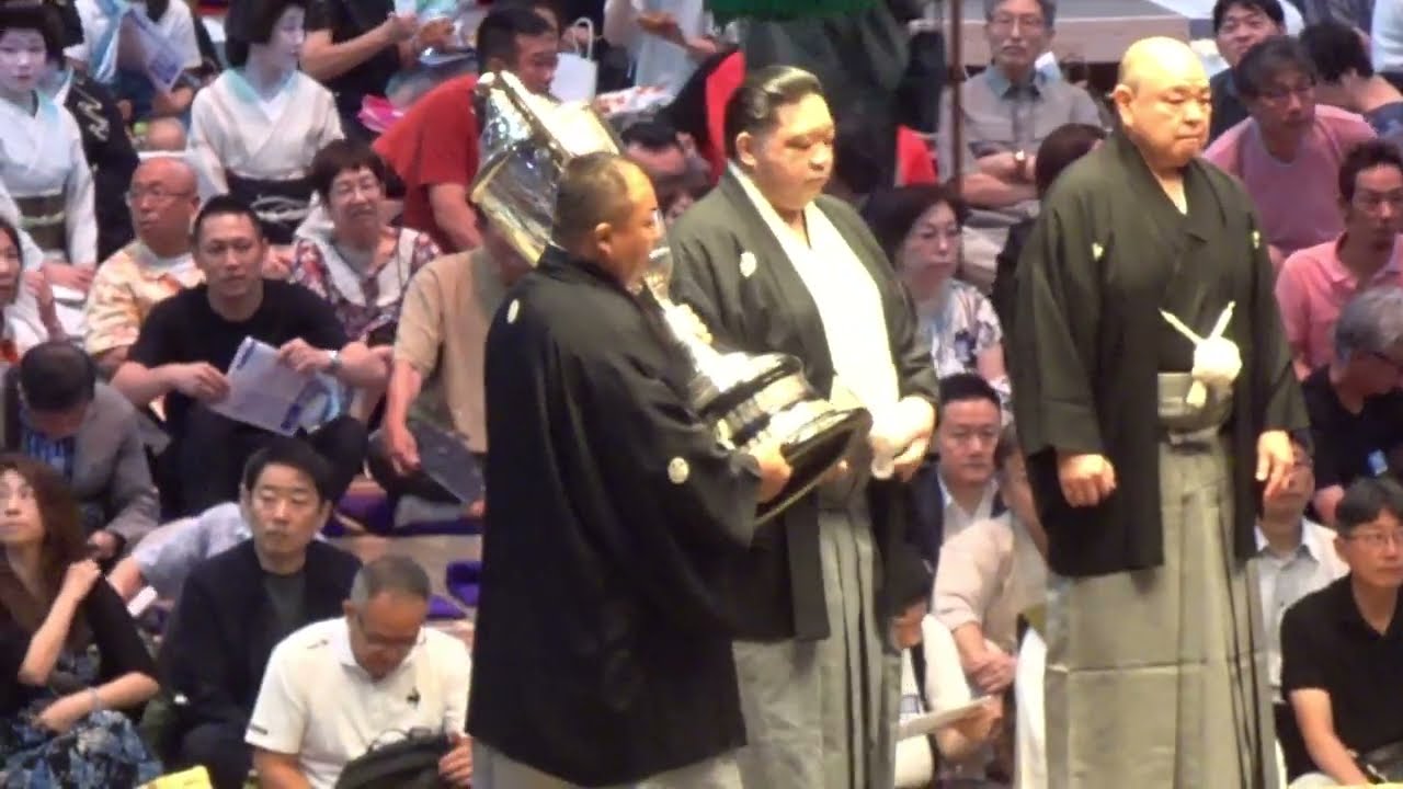 賜盃返還式 荒汐親方(若隆景の代理)【大相撲令和8年7月場所】初日 return cup ceremony【SUMO JUL DAY1】2026/07/12 名古屋場所 background