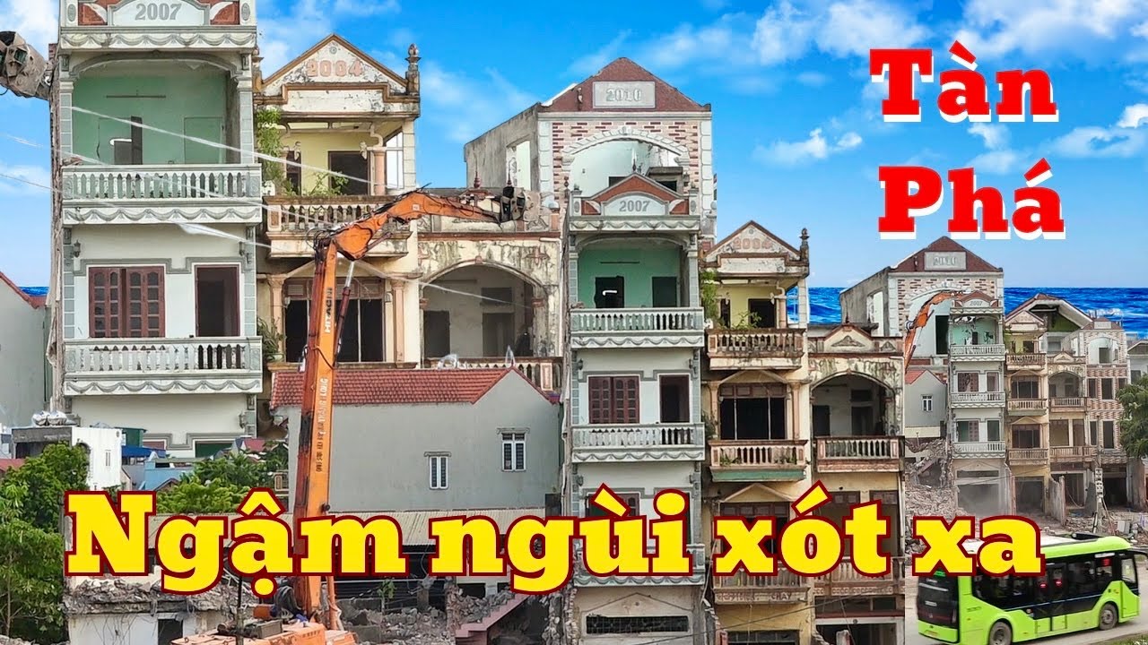 CẬN CẢNH ĐẬP PHÁ CẢ DÃY TOÀN NHÀ TO ĐẸP NHẤT LÀNG CỔ BẢN, YÊN NGHĨA HÀ NỘI.The power of an excavator background