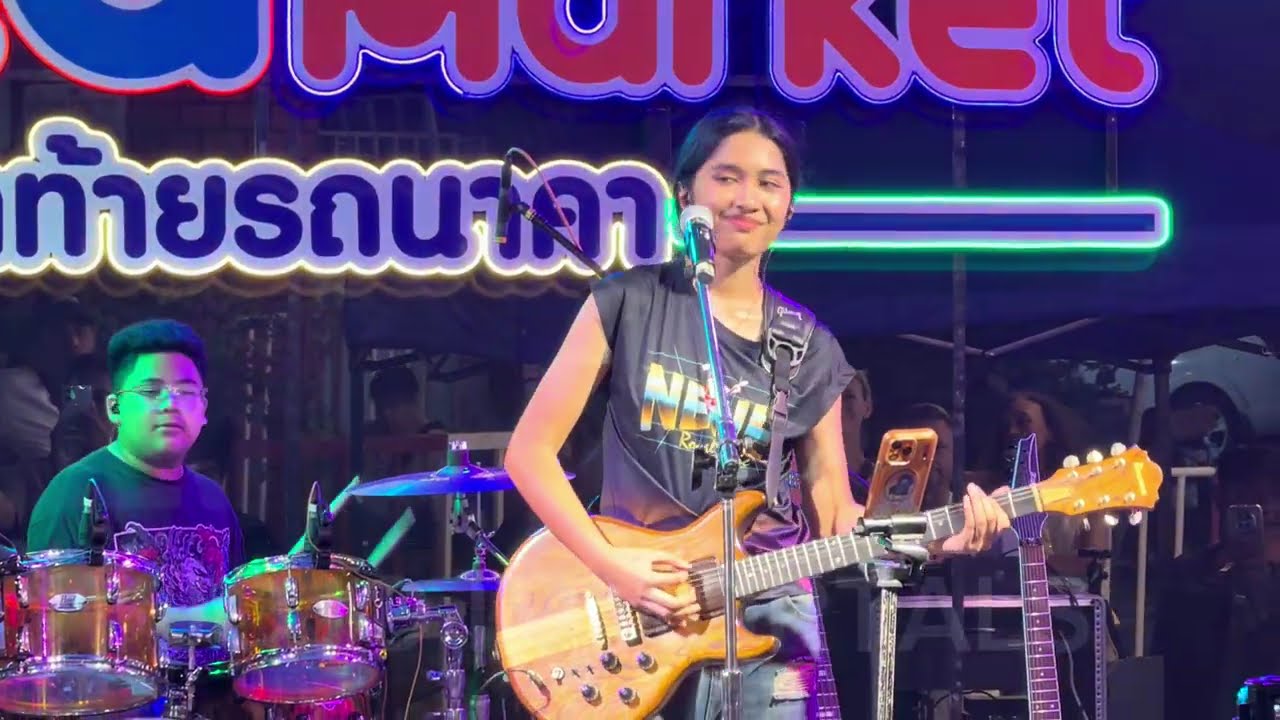 Nene Royal โชว์ร้องเพลงZombie ที่ภูเก็ต ทำตลาดท้ายรถนาคาแตก ผู้ชมมาดูเยอะมาก background