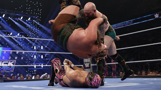 War Raiders take down Fraxiom: SmackDown highlights, July 17, 2025 background