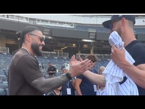 Unseen footage of Roman Reigns being acknowledge by the new Yankees off air - WWE RAW & SMACKDOWN background