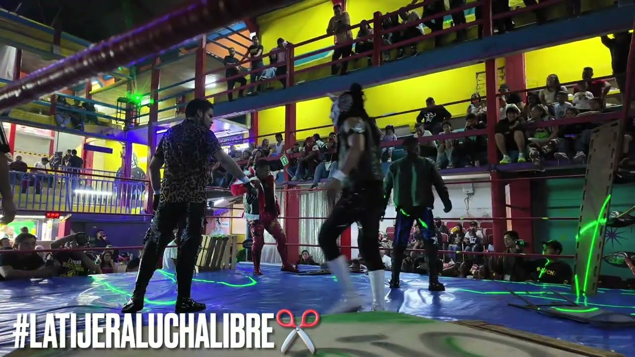 Trauma II exige a Lunatik Fly una lucha de llaveo y después lucha extrema background
