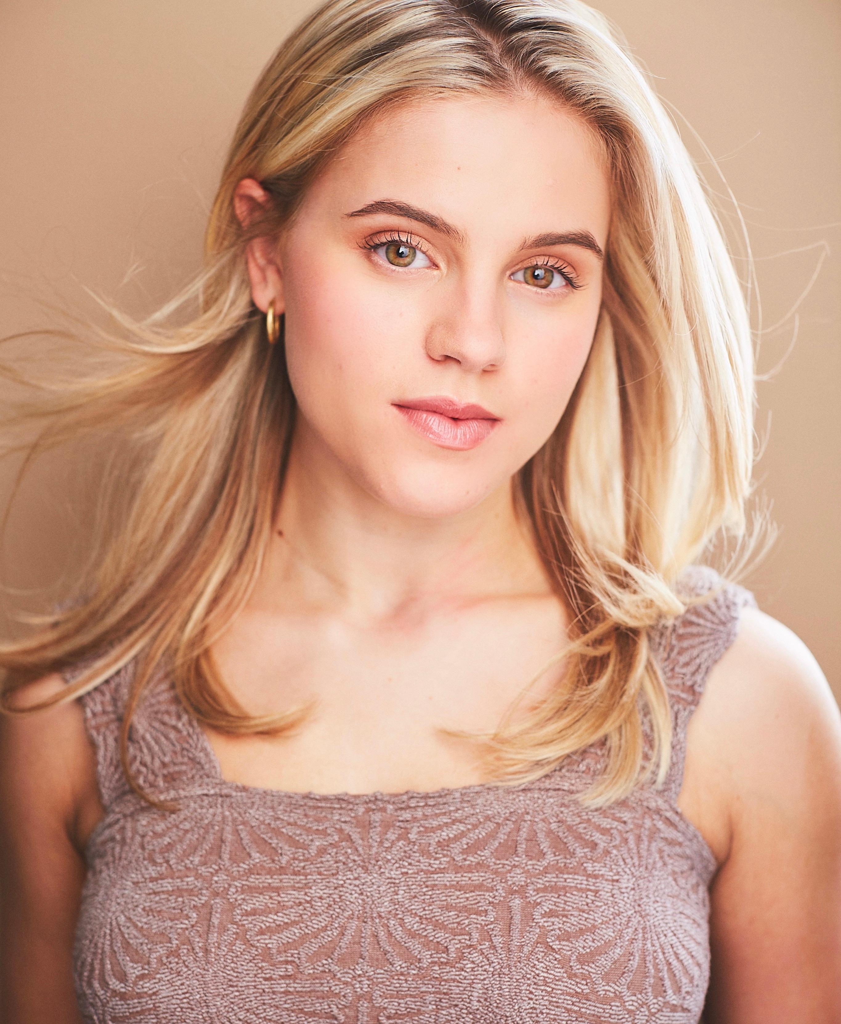 actor Elyse Bell large photo