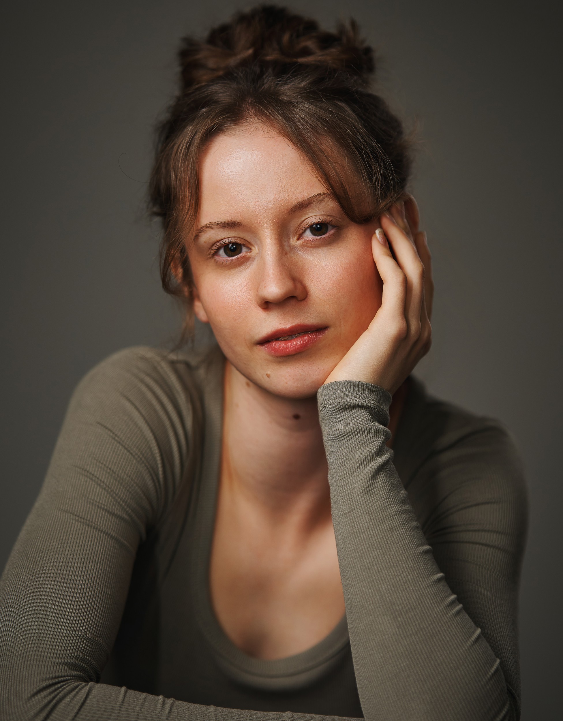 actor Ella Oliphant large photo