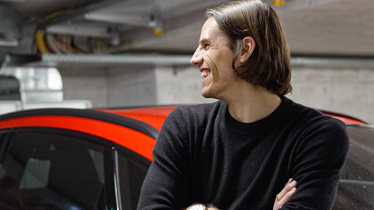 Yann Sommer's first day at FC Bayern | Behind The Scenes background