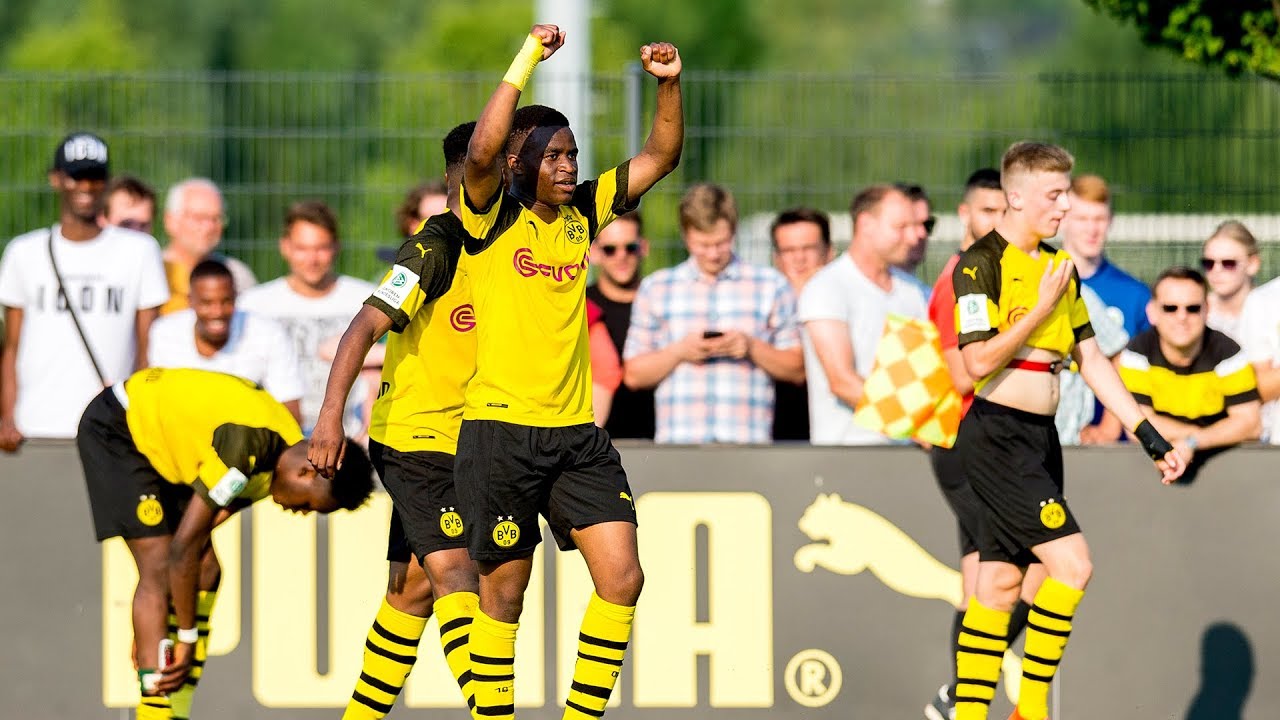 Moukoko scores twice! | BVB vs. Wolfsburg 4-1 | Highlights | Semi-Final - Under 17's Championship background