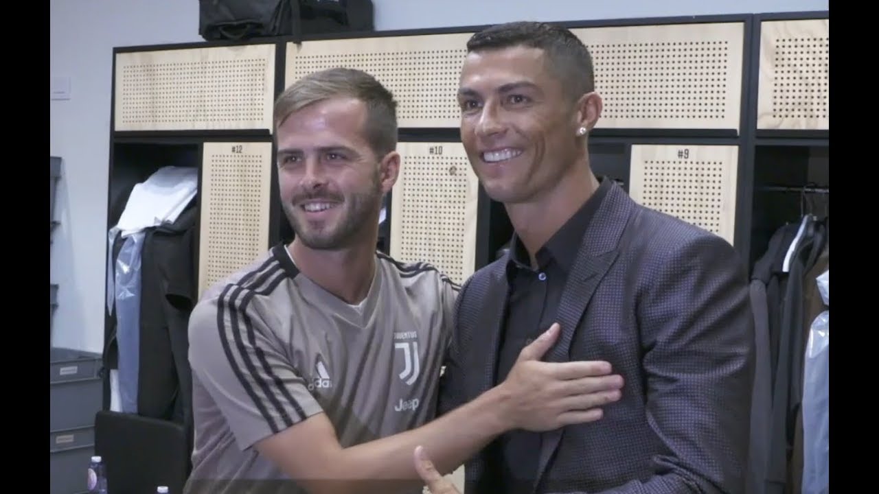 Cristiano Ronaldo meets his Juventus teammates for the first time! background