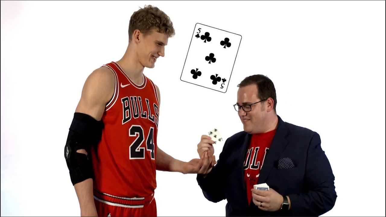 Magician Performs To Chicago Bulls Players background